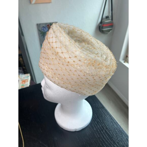 Union Made- Vtg- Pillbox hat- Cream with white floral accent- beige lace netting - Picture 3 of 7